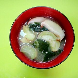 茄子とわかめ椎茸の味噌汁